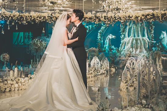 董春辉与妻子举办婚礼 董春辉与妻子举办婚礼