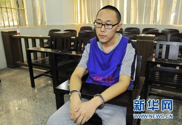敖翔接受记者採访 敖翔接受记者採访