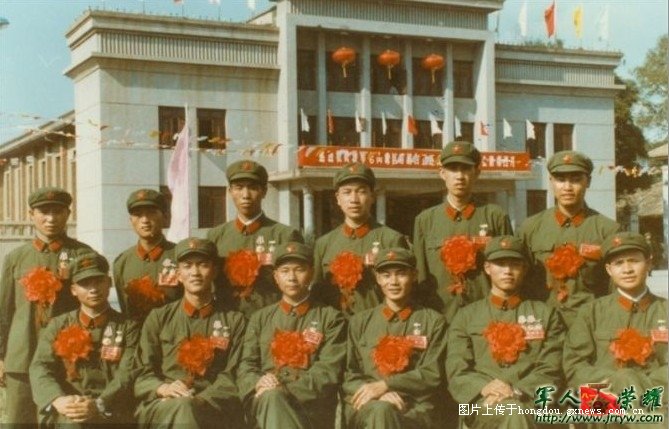 后排左一为旗手何天华,左二为罗仕忠 后排左一为旗手何天华,左二为罗仕忠