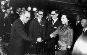 1964年,连震东(左二)的独子连战结婚 1964年,连震东(左二)的独子连战结婚