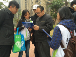 社工正在收集居民对社区的建议 社工正在收集居民对社区的建议