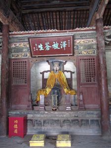 太原窦大夫祠大殿内窦犨塑像