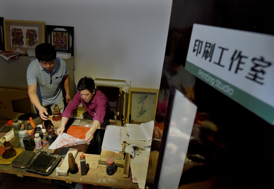 任鹤林父子在开封年画博物馆内的工作室中印製年画 任鹤林父子在开封年画博物馆内的工作室中印製年画