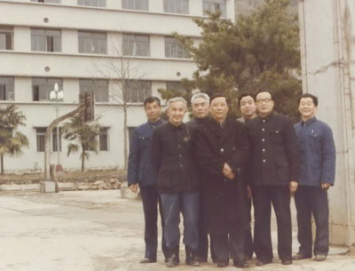 1985年3月林业部部长杨钟(第一排左二)部长视察亚林所 1985年3月林业部部长杨钟(第一排左二)部长视察亚林所