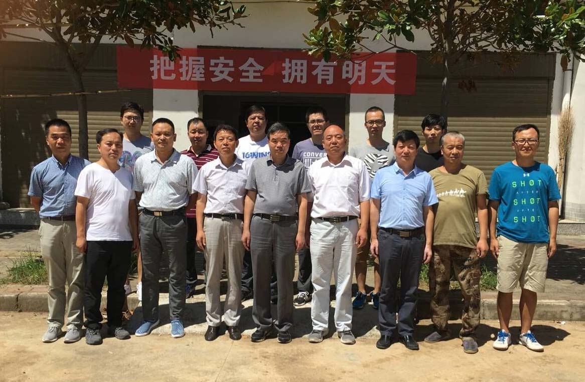 宁奎斌总工程师与项目组在一起 宁奎斌总工程师与项目组在一起