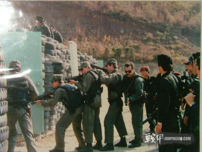 三角洲给韩国特种部队演示CQB 三角洲给韩国特种部队演示CQB