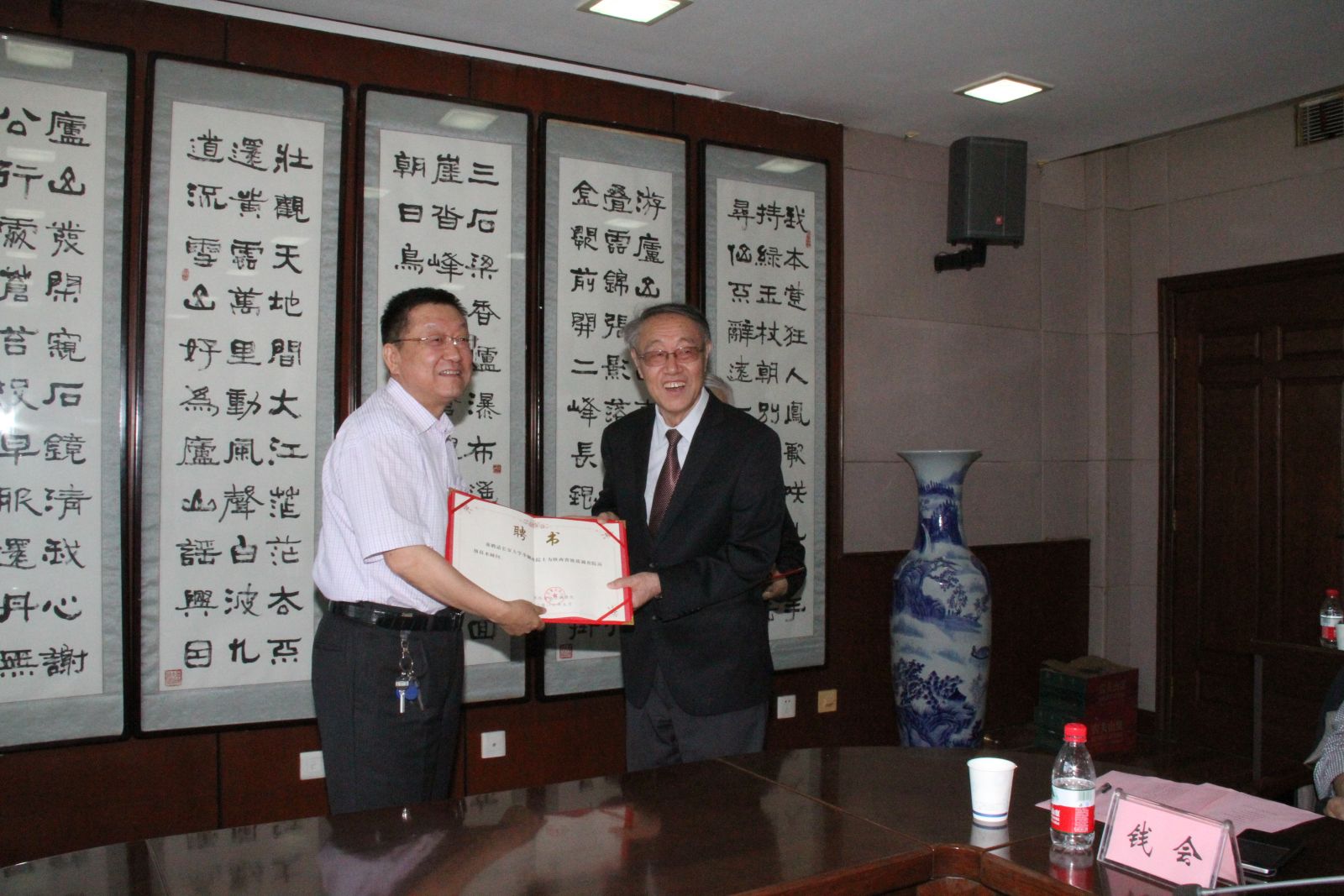 苟润祥院长向李佩成院士颁发聘书 苟润祥院长向李佩成院士颁发聘书