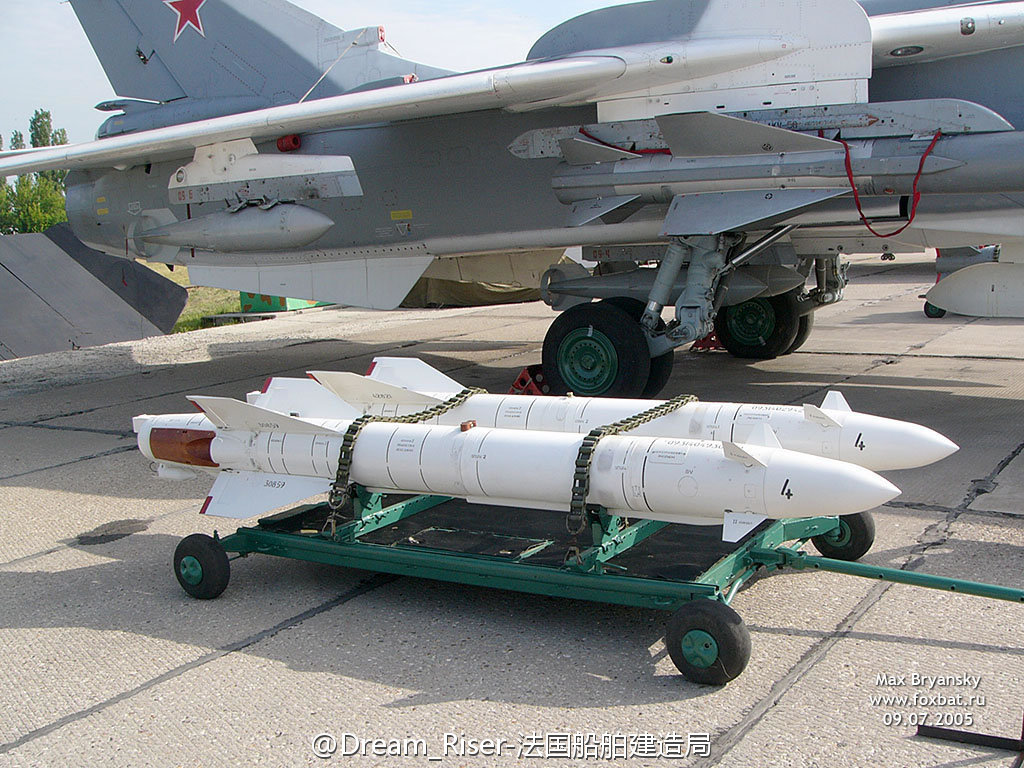 苏-24準备挂载KH-25空地飞弹 苏-24準备挂载KH-25空地飞弹