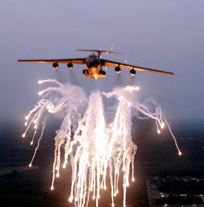 C-141在发射红外诱饵弹 C-141在发射红外诱饵弹