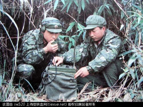 中国士兵在侦查地形 中国士兵在侦查地形