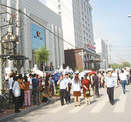 关注蚂蚁案的民众 关注蚂蚁案的民众