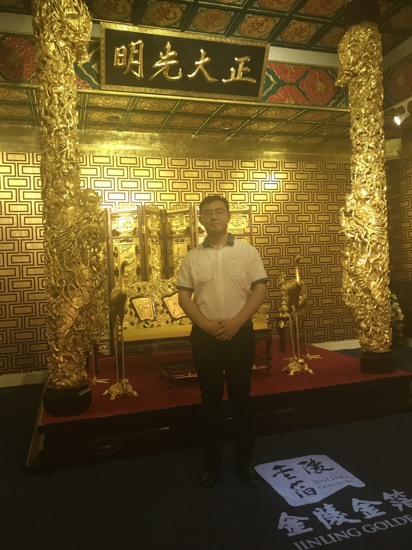 杨辉参观金箔集团合影留恋 杨辉参观金箔集团合影留恋