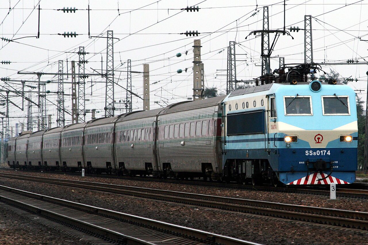 由韶山8型电力机车牵引的25C型客车 由韶山8型电力机车牵引的25C型客车