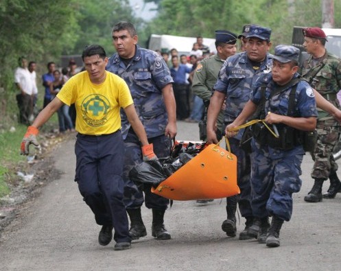 当地消防官兵在运送一名遇难者遗体 当地消防官兵在运送一名遇难者遗体