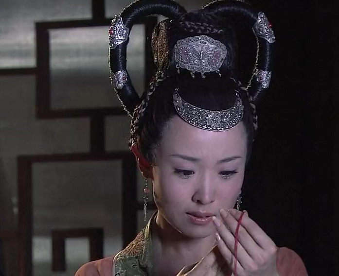 如燕看着小梅留下的身份牌 如燕看着小梅留下的身份牌