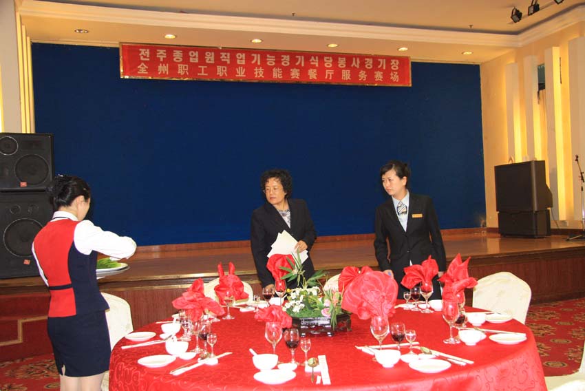 餐厅服务(餐厅服务人员对顾客的一种服务) 餐厅服务(餐厅服务人员对顾客的一种服务)