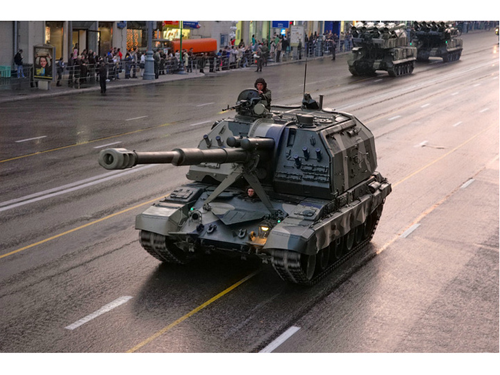 2S19型自行榴弹炮在阅兵中 2S19型自行榴弹炮在阅兵中