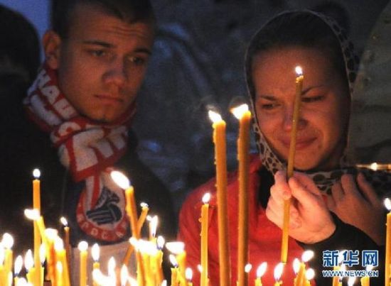 人们在为坠机遇难者点燃蜡烛 人们在为坠机遇难者点燃蜡烛