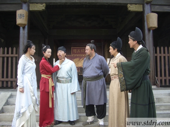 如燕制服恶霸 如燕制服恶霸