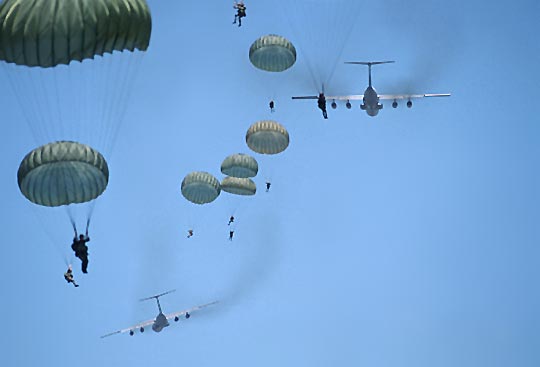 C-141大规模伞降 C-141大规模伞降