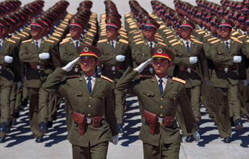 1988年10月1日87式军服正式装备全军部队。 1988年10月1日87式军服正式装备全军部队。