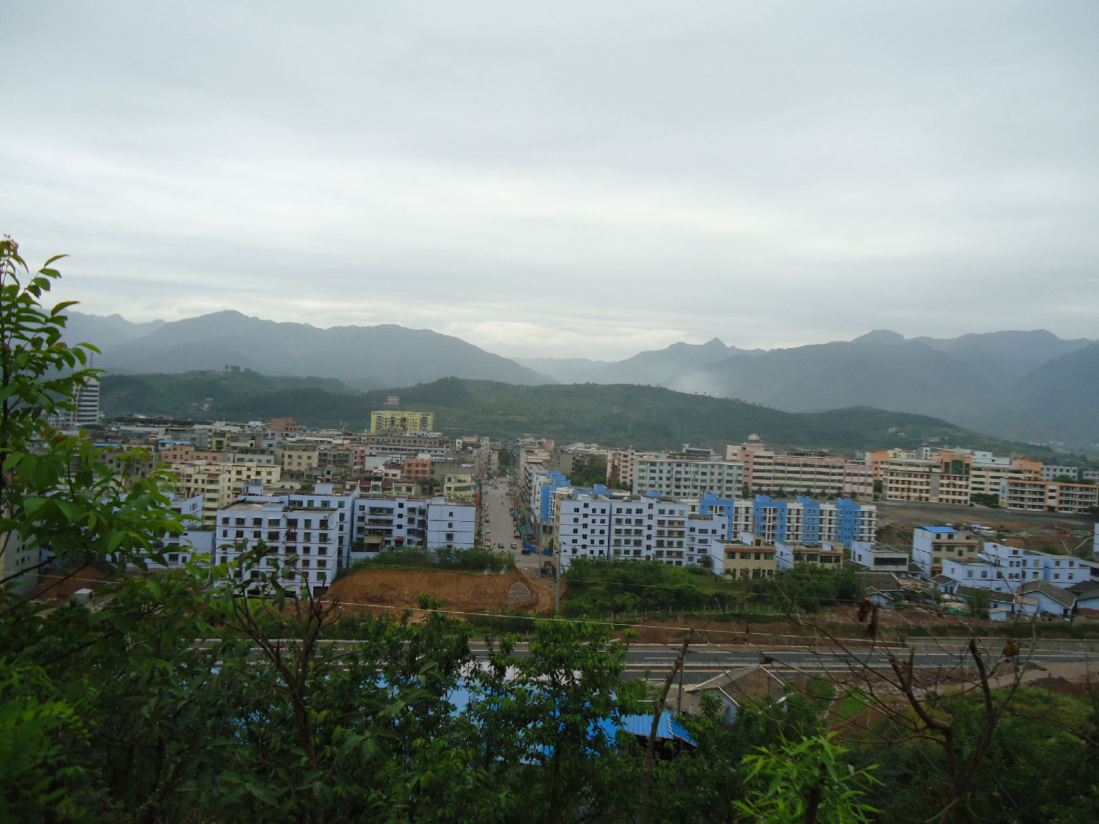 旺苍县城—东河镇城区远眺 旺苍县城—东河镇城区远眺