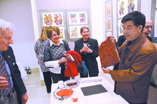 马尔他中国文化周,任鹤林(右)现场展示年画製作 马尔他中国文化周,任鹤林(右)现场展示年画製作