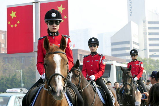 英姿飒爽的女骑警在大连市人民广场巡逻 英姿飒爽的女骑警在大连市人民广场巡逻