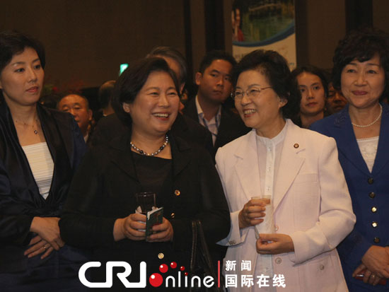 玄贞恩(左二)参加中国驻韩使馆国庆招待会 玄贞恩(左二)参加中国驻韩使馆国庆招待会