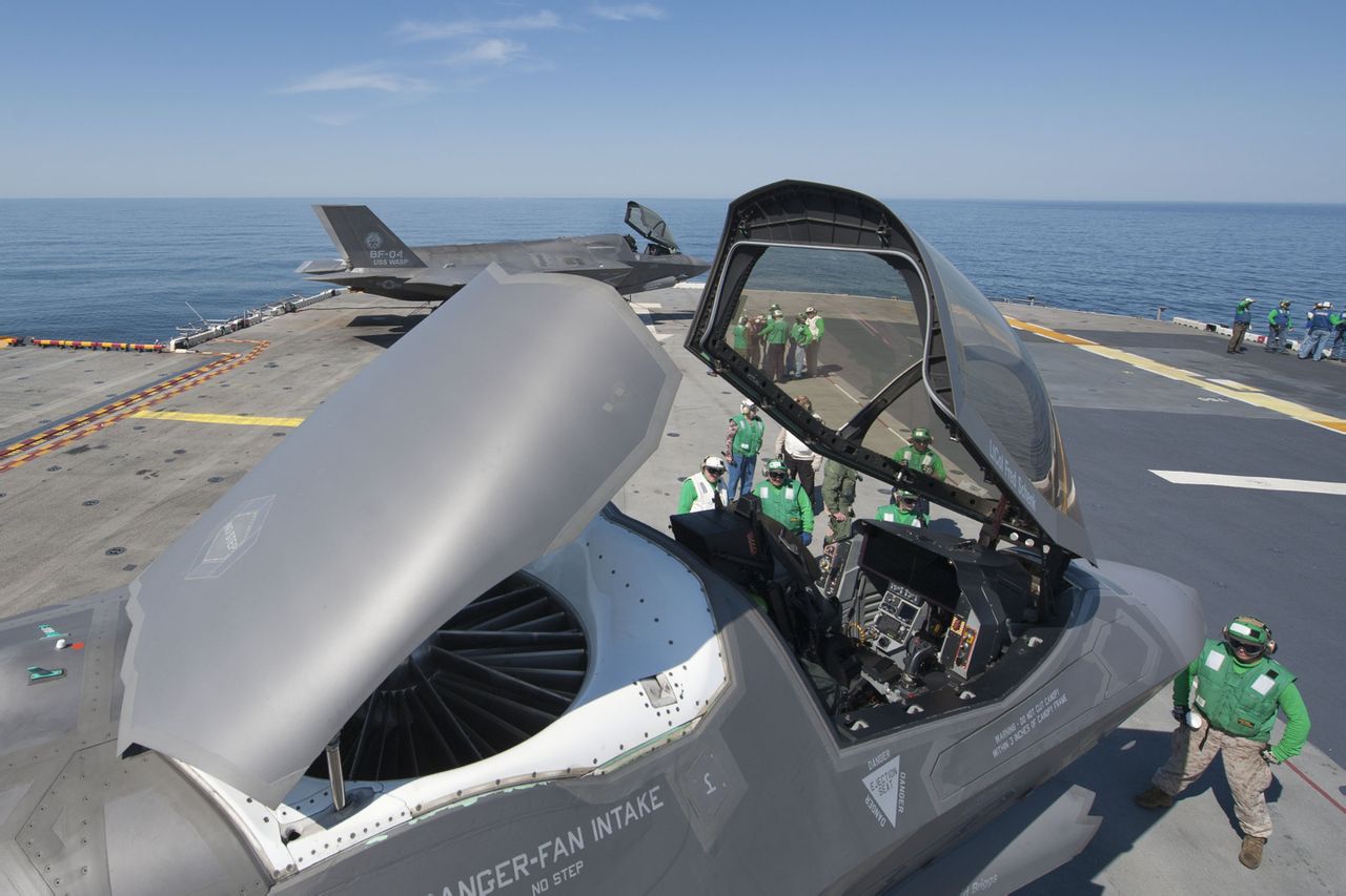 F-35座舱外部及升力风扇 F-35座舱外部及升力风扇