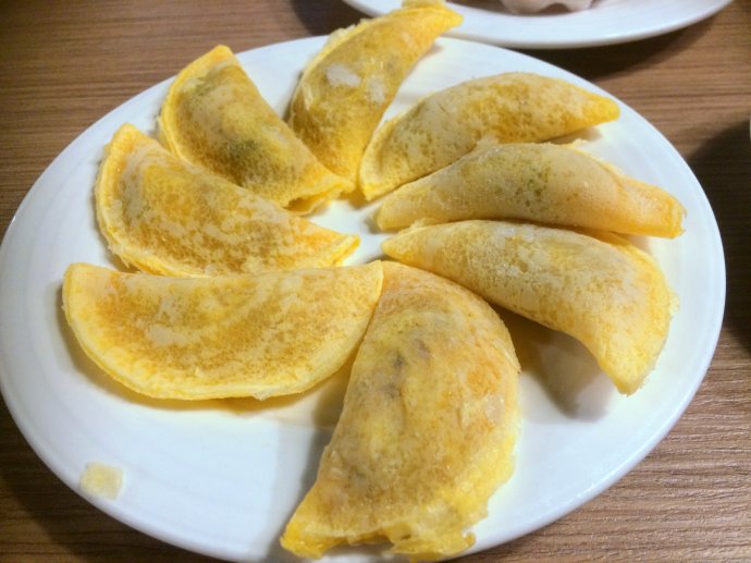 蔬菜汤咖哩佐桂冠蛋饺花枝饺