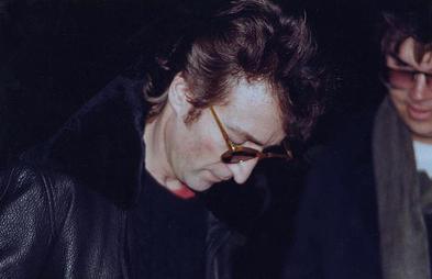 枪杀发生6小时前,列侬和查普曼出现于同一镜头中 枪杀发生6小时前,列侬和查普曼出现于同一镜头中