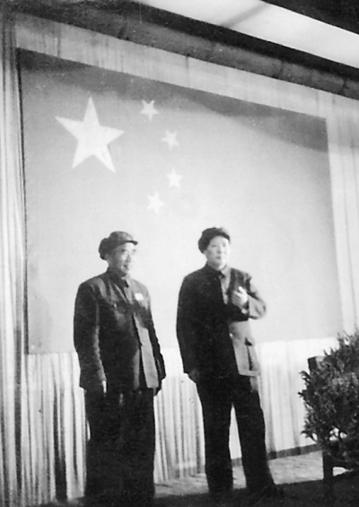 毛泽东和朱德出席团校毕业典礼 毛泽东和朱德出席团校毕业典礼