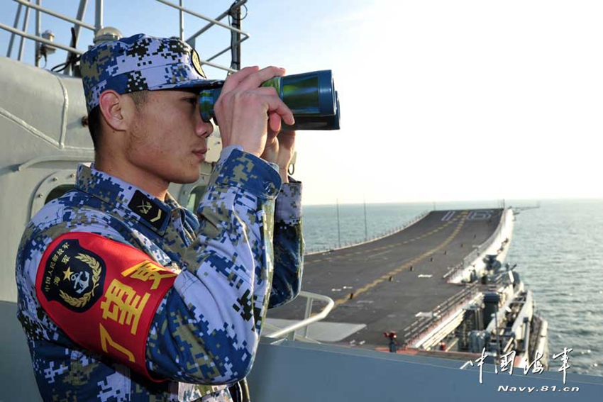 辽宁舰舰员正在值勤 辽宁舰舰员正在值勤