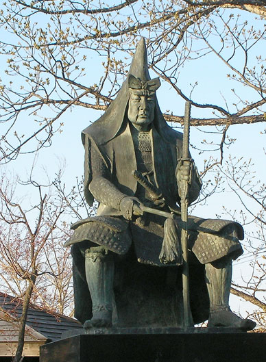 上杉神社内的上杉谦信雕像 上杉神社内的上杉谦信雕像
