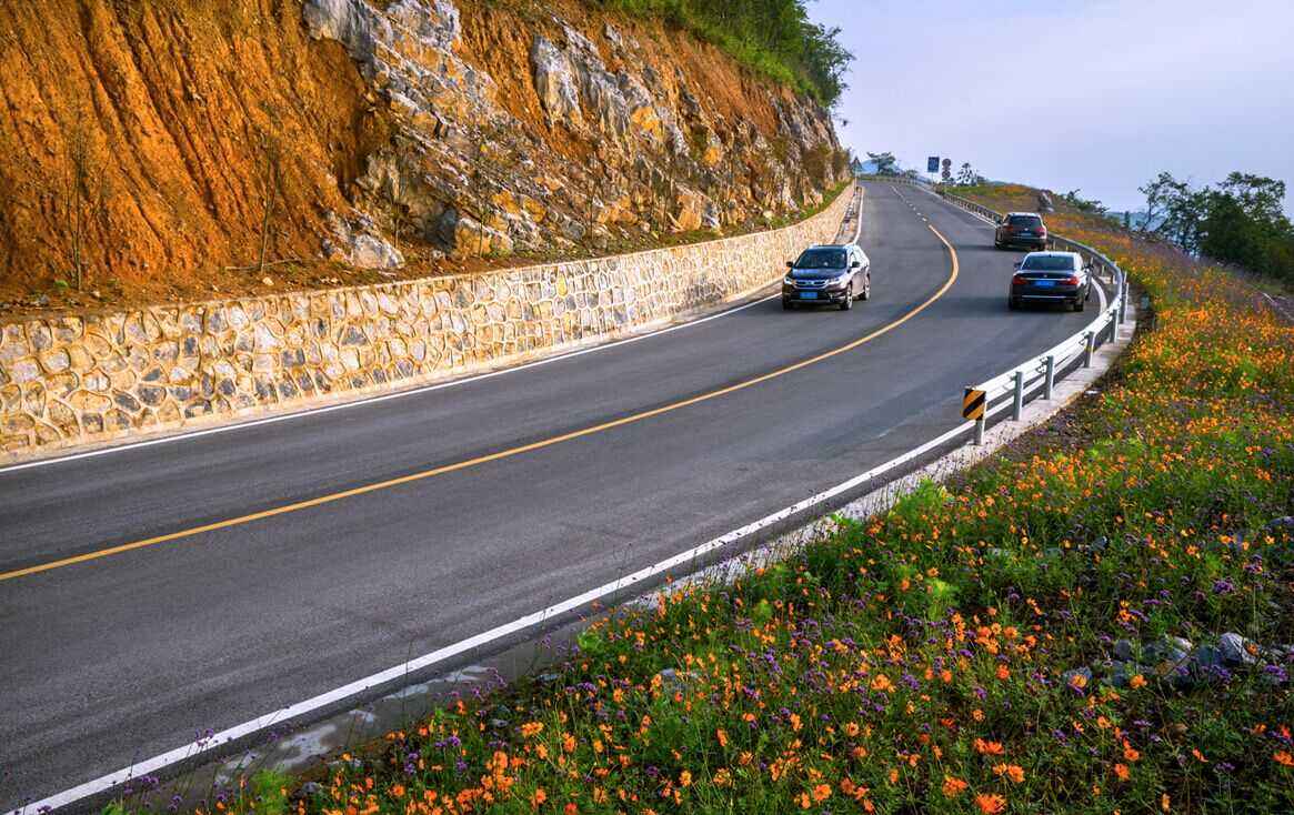 依山而建的三级公路 依山而建的三级公路