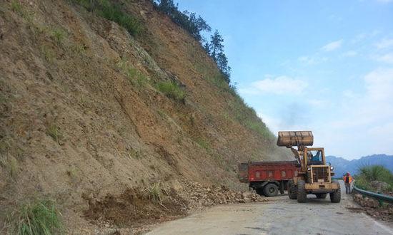 沿路随处可见滑坡 沿路随处可见滑坡