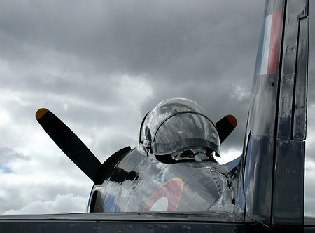 F8F-2,飞机是后来修复并重涂装的 F8F-2,飞机是后来修复并重涂装的