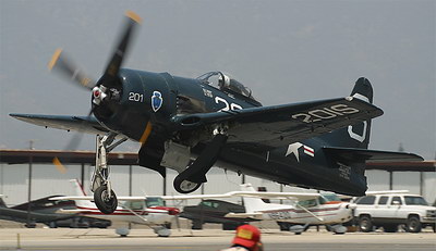 F8F-2 满功率起飞,注意是先收左起落架 F8F-2 满功率起飞,注意是先收左起落架