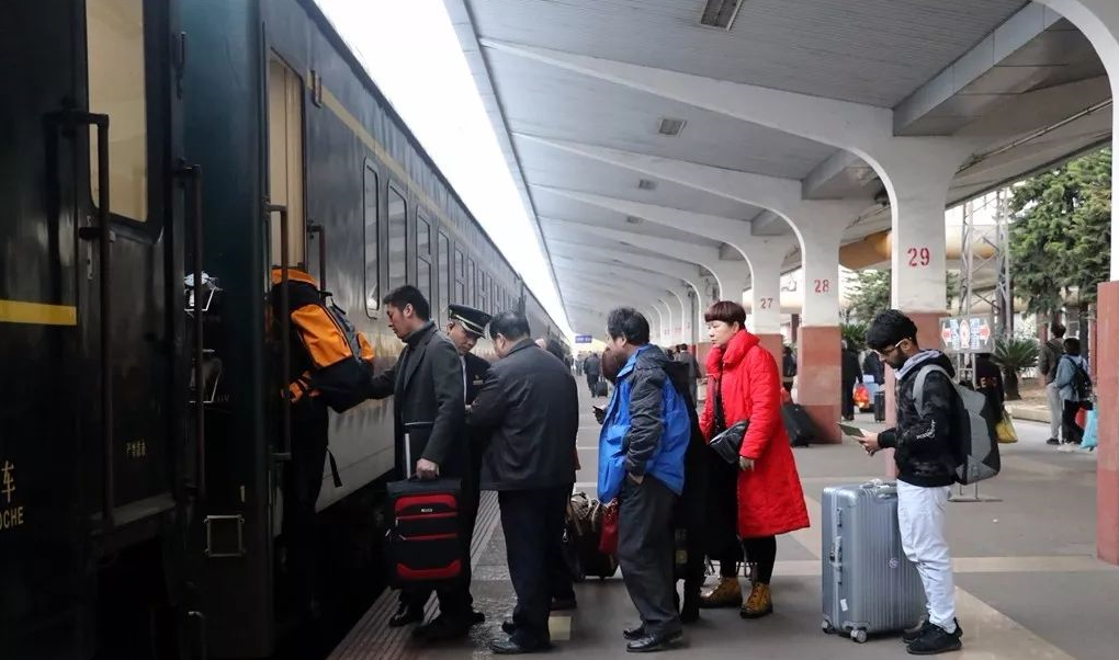 三元区站站台旅客上列车 三元区站站台旅客上列车
