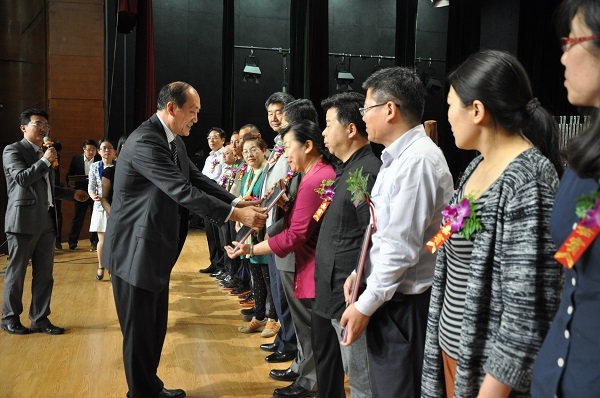 联盟理事长刘延申教授为各会员学校代表授牌 联盟理事长刘延申教授为各会员学校代表授牌