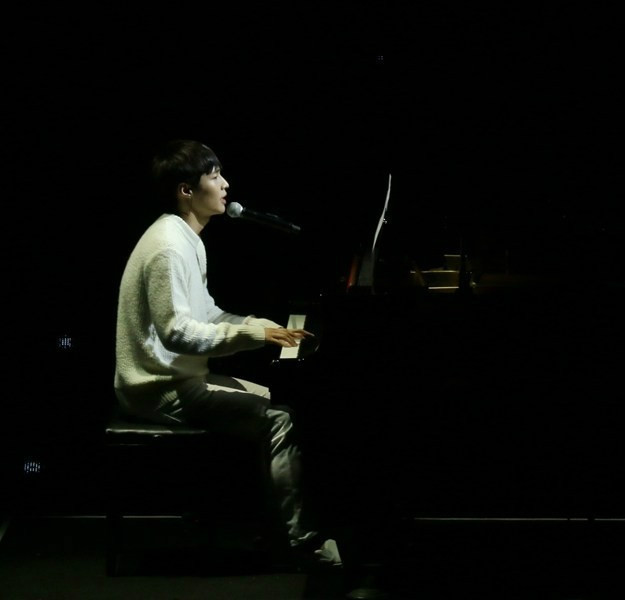 张艺兴在生日会现场首度演唱《一个人》 张艺兴在生日会现场首度演唱《一个人》