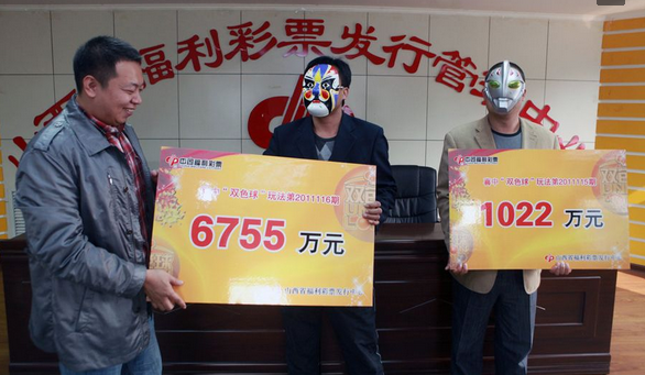 戴着“奥特曼”和“大花脸”面具的中奖者 戴着“奥特曼”和“大花脸”面具的中奖者