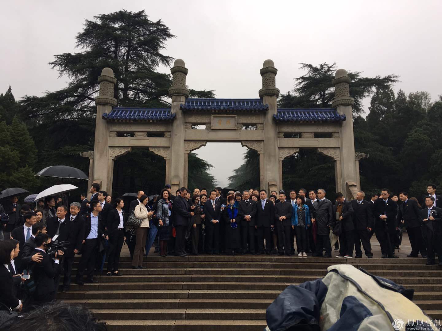 洪秀柱冒雨拜谒南京中山陵 洪秀柱冒雨拜谒南京中山陵