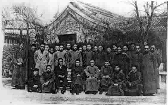 饶毓泰 (前左4)与北大物理系师生合影 饶毓泰 (前左4)与北大物理系师生合影