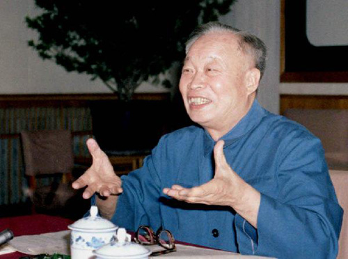 钱三强在北京中南海讲课 钱三强在北京中南海讲课