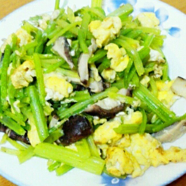 芹菜香菇炒鸡蛋
