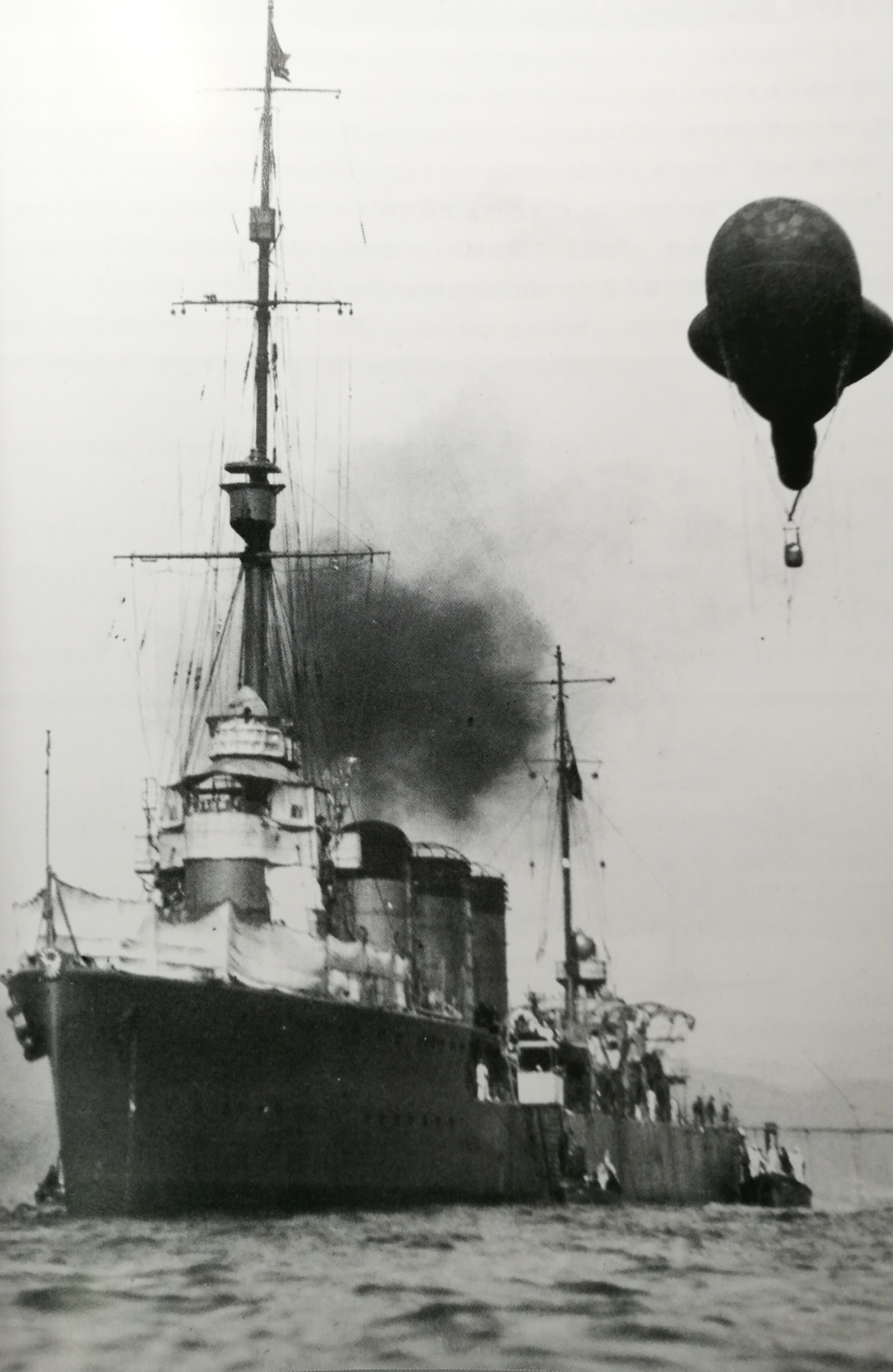 1927年2月摄于三田尻沿海,舰尾漂浮着观测气球 1927年2月摄于三田尻沿海,舰尾漂浮着观测气球