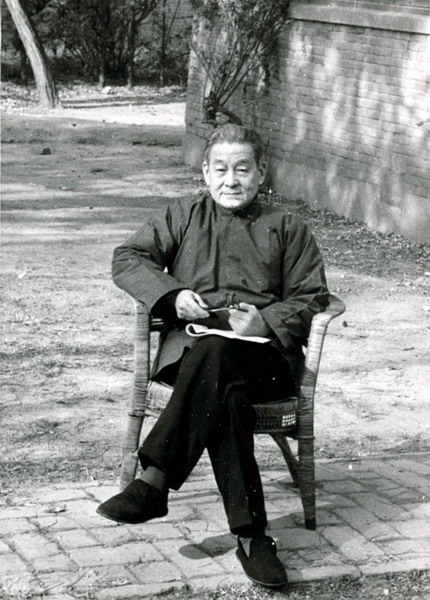20世纪80年代初,摄于北大燕东园寓所外 20世纪80年代初,摄于北大燕东园寓所外