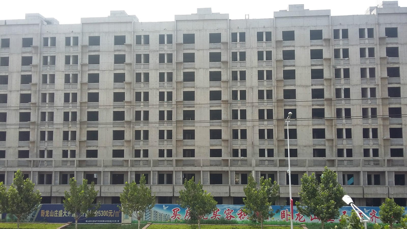 正在建设中的卧龙山庄 正在建设中的卧龙山庄